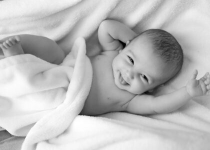 kisbaba pommette newborn pelenkában